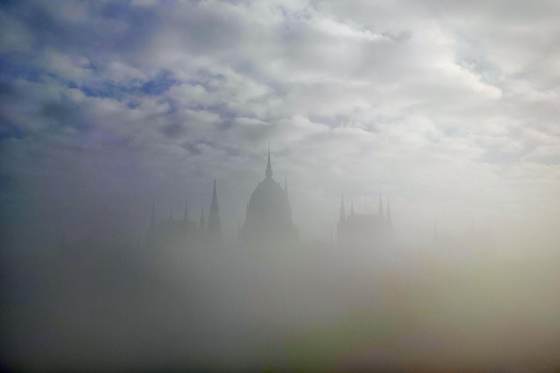 El "genio" Orbán intenta retener el poder frente al auge de la "estrella de rock" Magyar