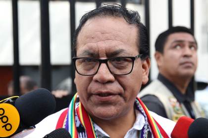 El candidato peruano Sánchez se solidariza con Gustavo Petro, tras anuncio de suspensión
