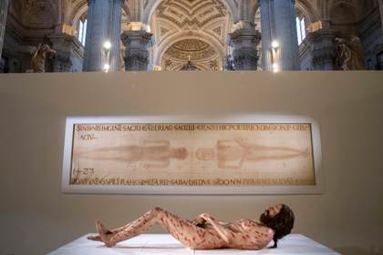 Llega a EE.UU. 'The Mystery Man', una representación hiperrealista del cuerpo de Cristo