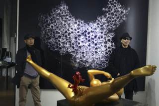 China condena a tres años al artista Gao Zhen por sus esculturas satíricas sobre Mao