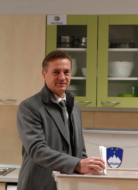 El europeísta Golob afronta difícil formación de Gobierno tras su muy ajustada victoria