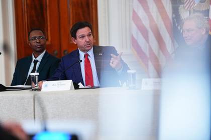 DeSantis firma una ley para limitar influencia de Cuba y otros países en Florida