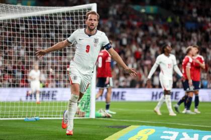 3-0. Kane celebra su récord de partidos con doblete
