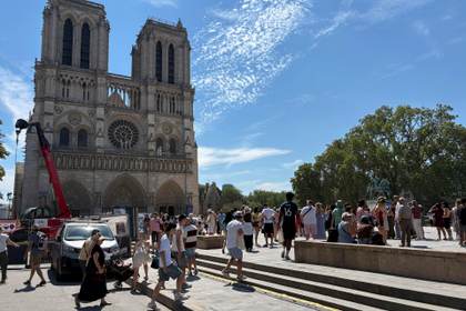 Remite la ola de calor en Francia mientras siguen las labores de extinción del incendio de Fontainebleau