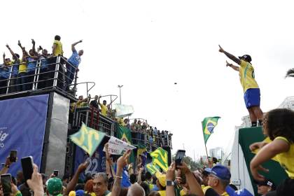 Flávio Bolsonaro afirma que Brasil "se cansó de esperar" con Lula y quiere "cambio"