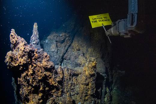 Pancarta de Greenpeace en el fondo marino pide a los gobiernos 'escuchar a la ciencia'