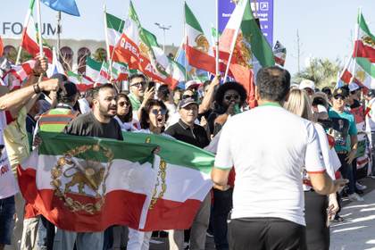 Protestas y una afición dividida marcan el estreno de Irán en el Mundial