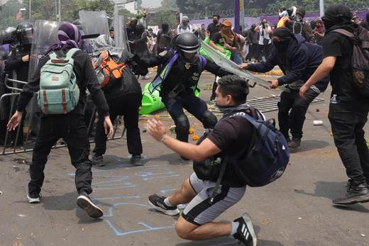 La jornada inaugural del Mundial en México deja 19 detenidos y 11 policías heridos