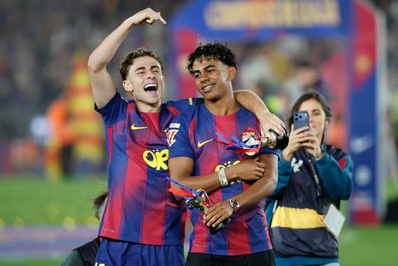 Gavi celebra con euforia su convocatoria en la ciudad deportiva del Barcelona