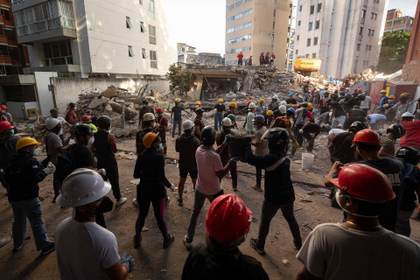 Suben a 1.430 los muertos en Venezuela y llega maquinaria con esperanza de salvar vidas