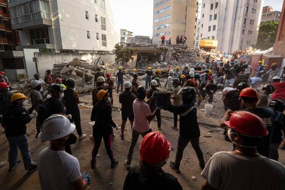 Suben a 1.430 los muertos en Venezuela y llega maquinaria con esperanza de salvar vidas