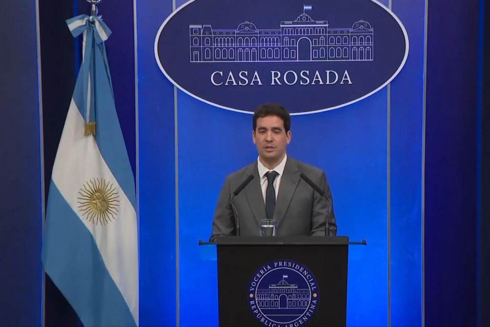 Argentina dice que Flávio Bolsonaro no pidió asilo