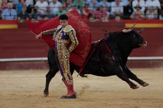 Los dos matadores locales "tocan pelo" en el arranque de la feria de Julio de Valencia