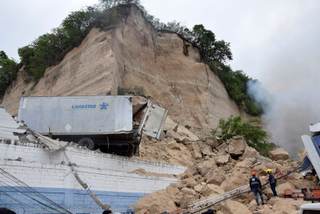 Derrumbe en la capital de Honduras deja una mujer muerta y dos atrapadas bajo escombros