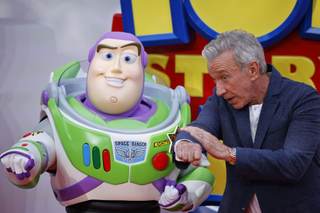 Los personajes de 'Toy Story 5' revolucionan Londres con un adelanto de la película
