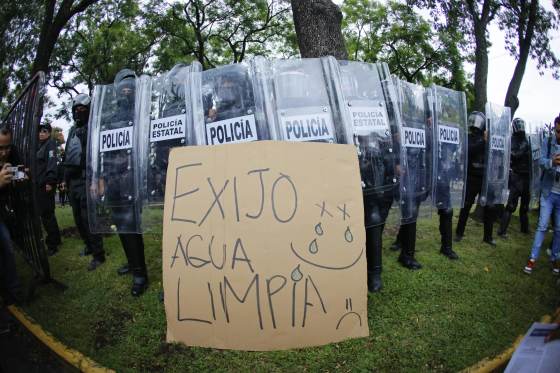 Protesta por agua contaminada en oeste de México deja nueve detenidos y decenas de heridos