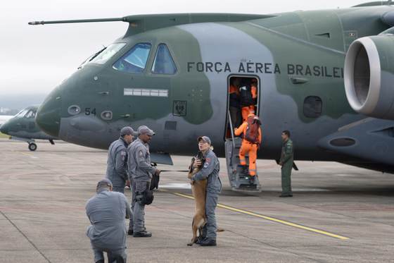Parte misión humanitaria brasileña hacia Venezuela con 36 bomberos y 12 toneladas de carga
