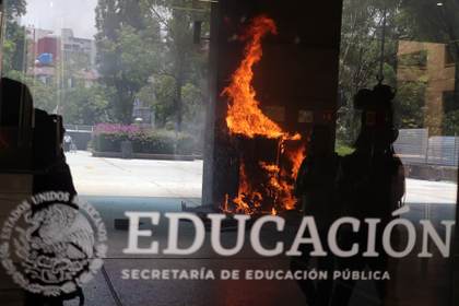 Maestros irrumpen en sede de Educación mientras continúa negociación con Gobierno mexicano