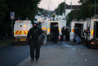 Belfast trata de recuperar la normalidad tras los disturbios más violentos en años