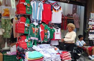 La llegada del Mundial levanta la economía del pequeño comercio en Ciudad de México