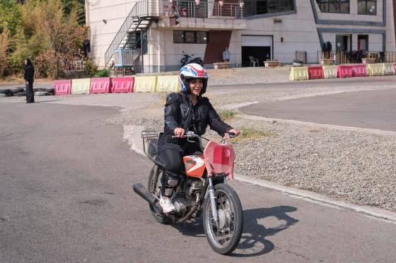 Las iraníes toman en moto las calles de Teherán, aunque el Gobierno no les da el carnet