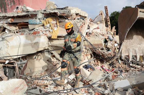 Venezuela afronta su tercer día de emergencia con ayuda internacional y casi mil muertes