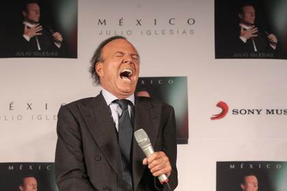 Julio Iglesias demanda a un diario español por "montaje" sobre sus abusos sexuales