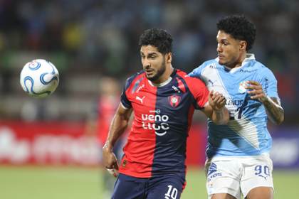 1-0. Cristal aprovecha la expulsión en Cerro Porteño y gana por 1-0 en Lima