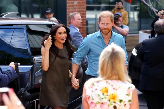 El rey Carlos III afirma que su hijo Enrique y Meghan siguen fuera de la familia real