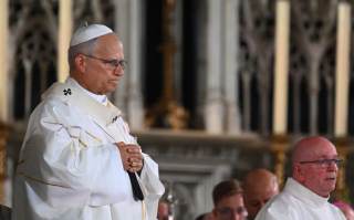 El papa pide la paz en una época azotada por divisiones y conflictos durante una misa en Metz