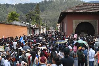 Lanzan gases lacrimógenos contra oficialistas en Guatemala en la elección del rector