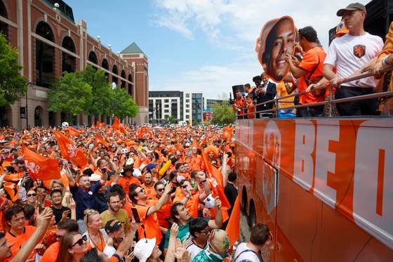 El 'autobús naranja' revolucionó Arlington
