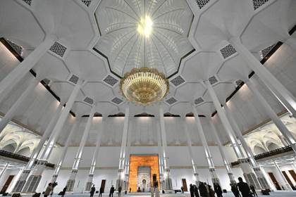 El papa visitó la Gran Mezquita de Argel y afirmó que se puede "construir un mundo de paz"