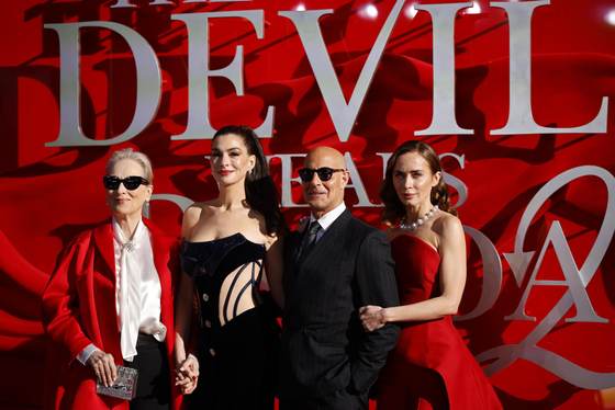 Los actores Emily Blunt y Stanley Tucci reciben estrella en el Paseo de la Fama de Hollywood