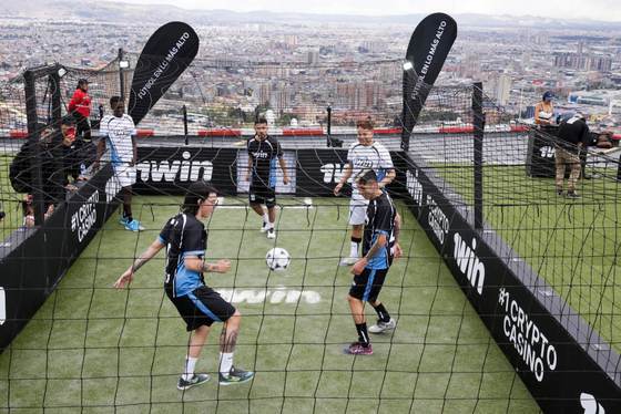 Bogotá acoge un partido de fútbol a 196 metros de altura en la Torre Colpatria