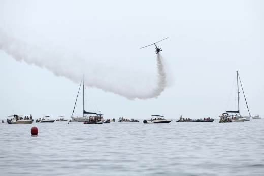 Miles de personas llenan las playas de Torre del Mar con la exhibición del festival aéreo