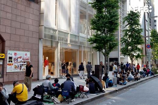 Más de 200 personas esperan en Tokio el reloj de bolsillo de Audemars Piguet x Swatch
