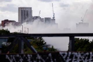 Bomberos atienden un gran incendio en una planta de residuos cerca del estadio de Wembley