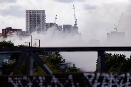 Bomberos atienden un gran incendio en una planta de residuos cerca del estadio de Wembley