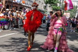 Marcha del Orgullo en Nueva York pinta las calles con los colores del arcoíris