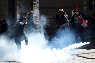 Manifestantes chocan con policías en tercera jornada de protestas sindicales en Bolivia