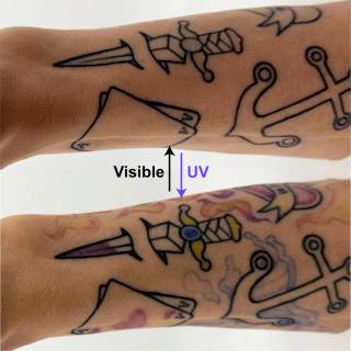 Una tinta para tatuajes hace que solo se vean después de aplicarles luz