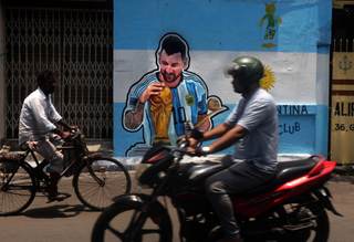 Las caras de Messi, Neymar y Ronaldo decoran las calles de Calcuta por el Mundial
