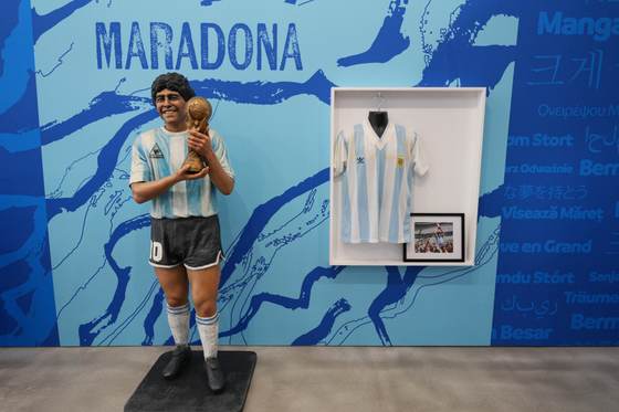 Las reliquias del 'Maracanazo' y el mito de Maradona desafían el 'glamur' de Miami Beach