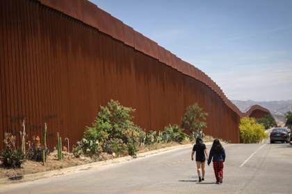 Labores del muro fronterizo de EEUU alteran cerro sagrado de un pueblo indígena en México