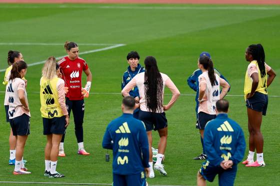España completa su primer entrenamiento, con público y sin Claudia Pina