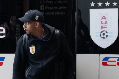 Araujo retorna a Uruguay después de tratarse una lesión en Madrid y no sabe cuándo jugará