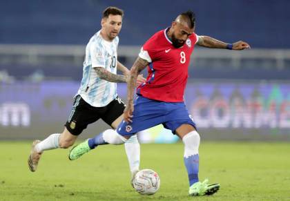 Vidal le dijo "extraterrestre" y Medel habla de "privilegio en mensajes chilenos a Messi