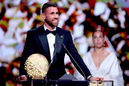 Unai Simón, primer español en ganar el trofeo al mejor portero de la temporada