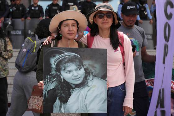 Hijas de Bertha Cáceres exigen justicia a diez años del asesinato de su madre en Honduras